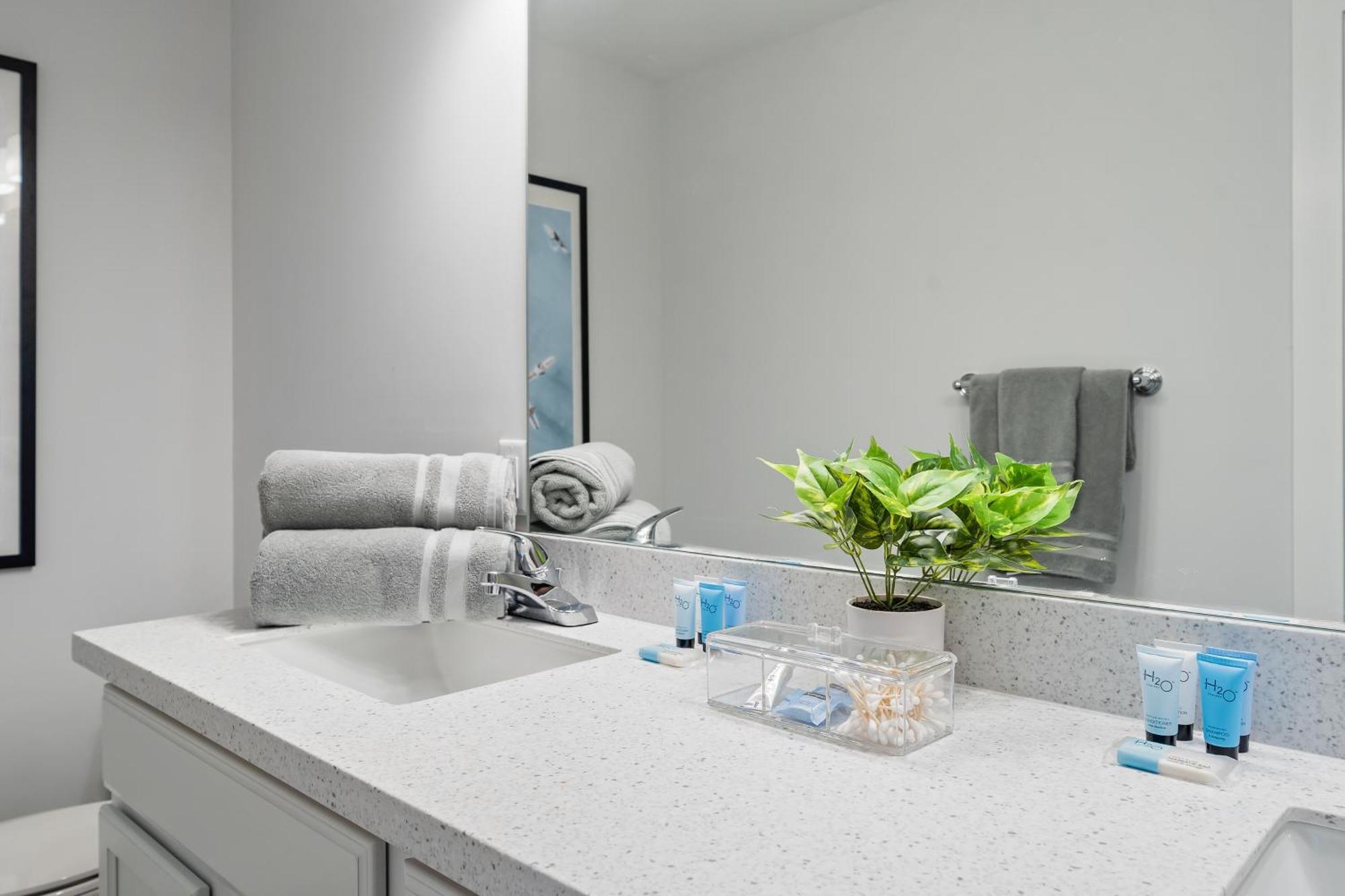 Holiday home New! Few Minutes To Downtown, 10 To The Beach! *