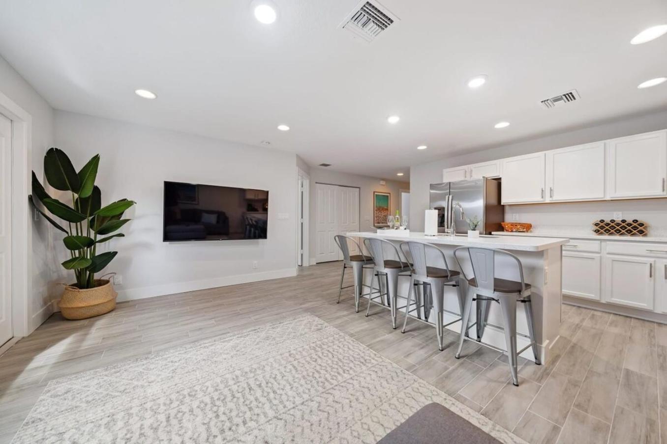 New! Few Minutes To Downtown, 10 To The Beach! Holiday home