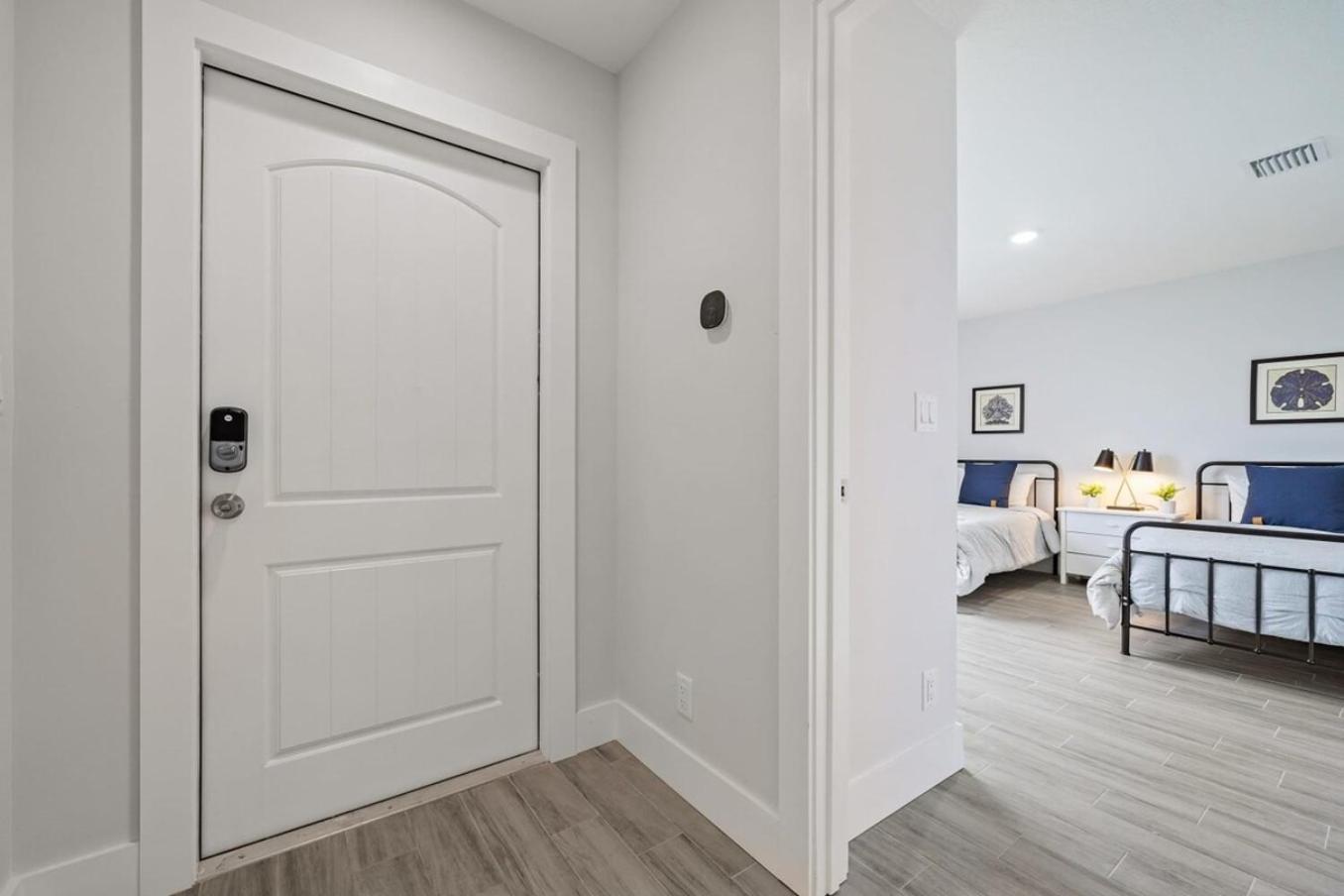 New! Few Minutes To Downtown, 10 To The Beach! Holiday home *