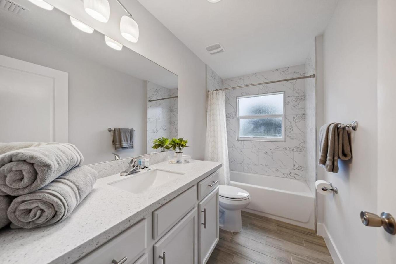 New! Few Minutes To Downtown, 10 To The Beach! *