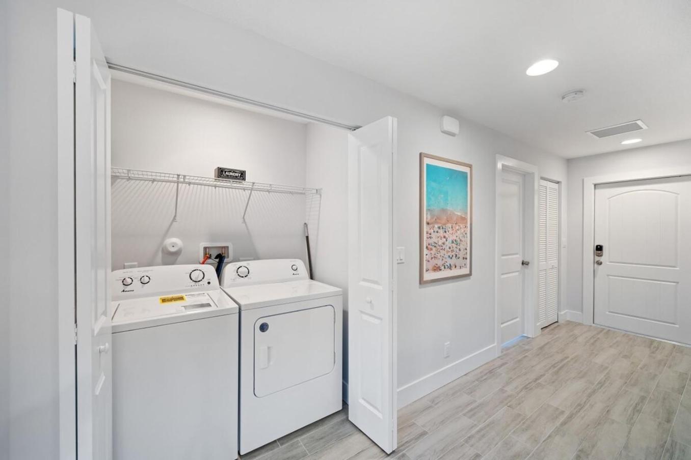 New! Few Minutes To Downtown, 10 To The Beach! Holiday home *
