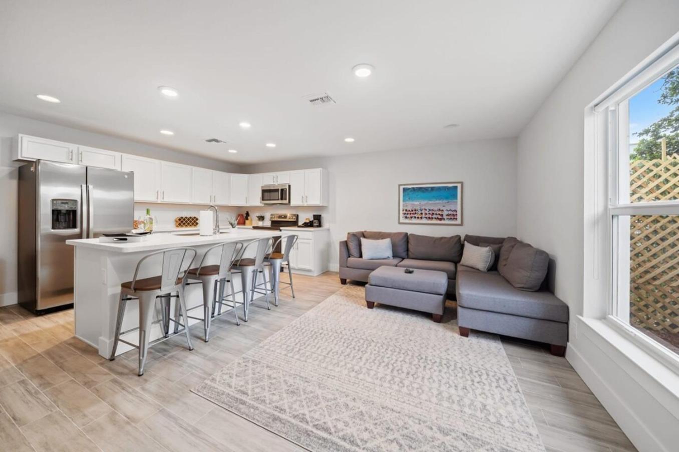 New! Few Minutes To Downtown, 10 To The Beach!