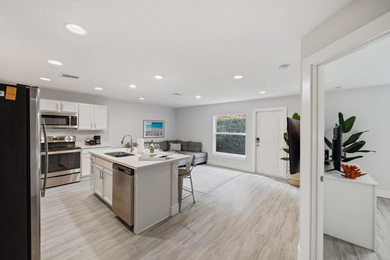 New! Few Minutes To Downtown, 10 To The Beach! Holiday home *