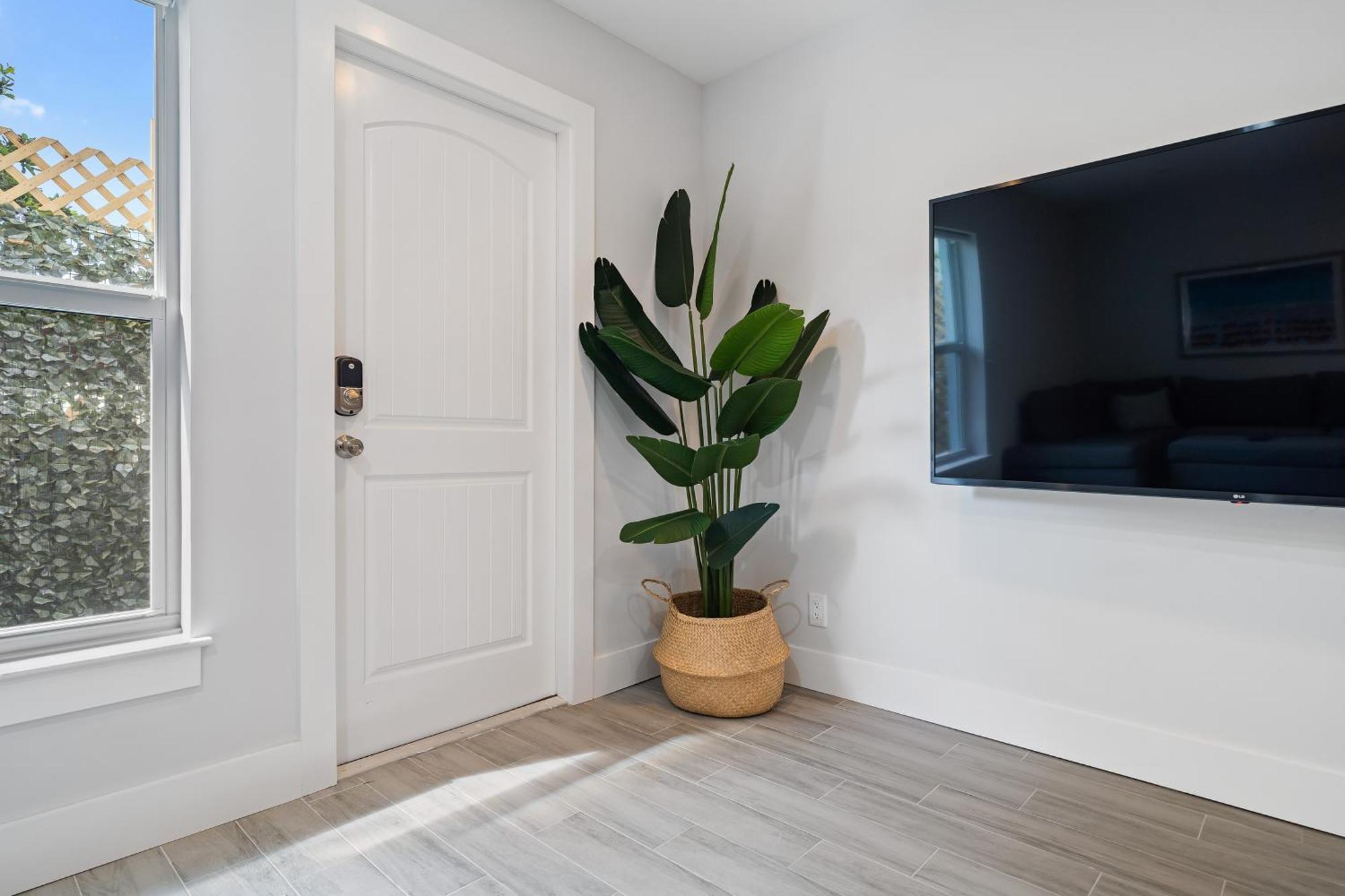 New! Few Minutes To Downtown, 10 To The Beach! Holiday home