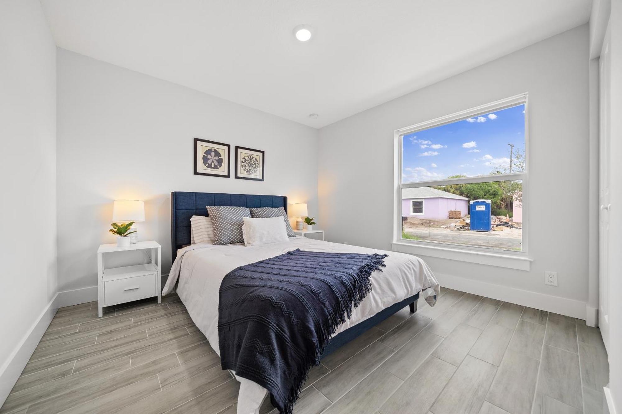 New! Few Minutes To Downtown, 10 To The Beach! Holiday home *