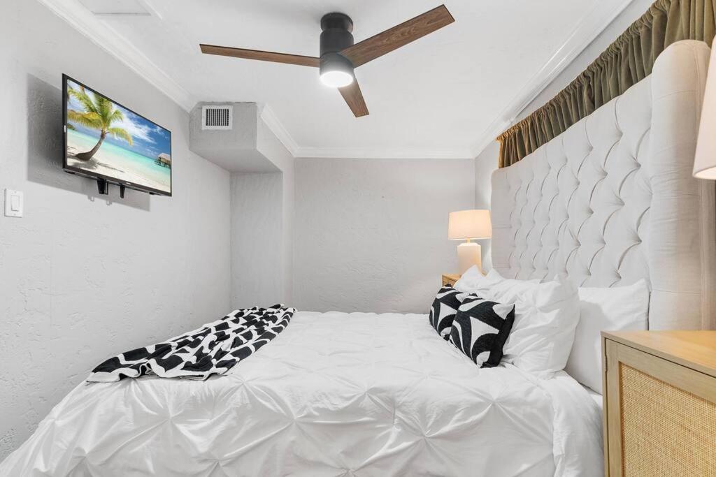 Holiday home 2 Mansions With Pool & Bbq Sleeps 22 West Palm Beach