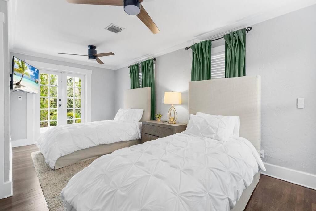 2 Mansions With Pool & Bbq Sleeps 22 *