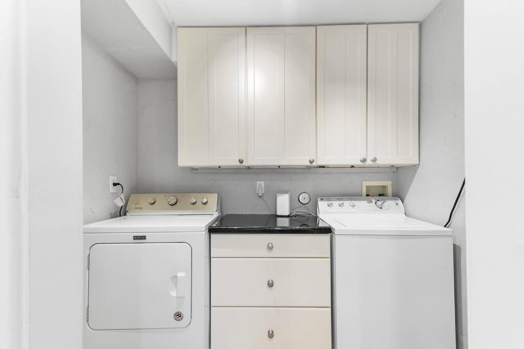 Holiday home 2 Mansions With Pool & Bbq Sleeps 22 West Palm Beach