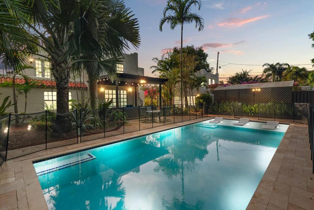 Holiday home 2 Mansions With Pool & Bbq Sleeps 22