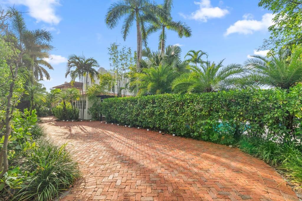 2 Mansions With Pool & Bbq Sleeps 22 West Palm Beach