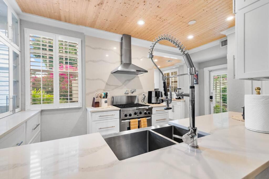 2 Mansions With Pool & Bbq Sleeps 22 Holiday home West Palm Beach