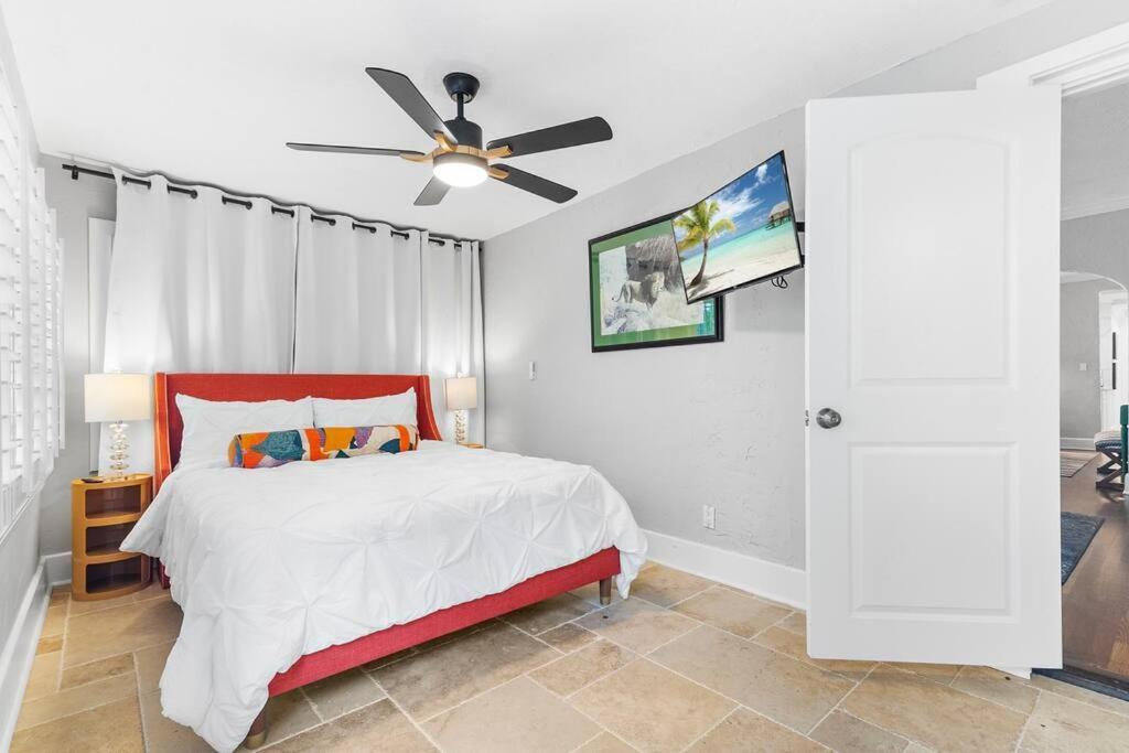 Holiday home 2 Mansions With Pool & Bbq Sleeps 22 West Palm Beach