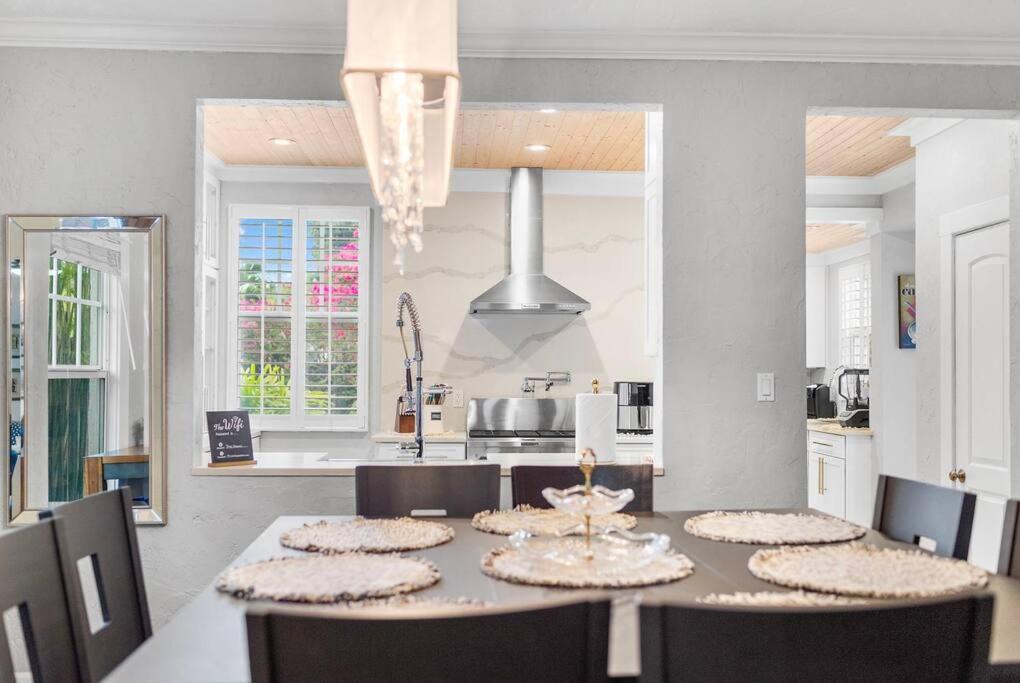 2 Mansions With Pool & Bbq Sleeps 22 West Palm Beach