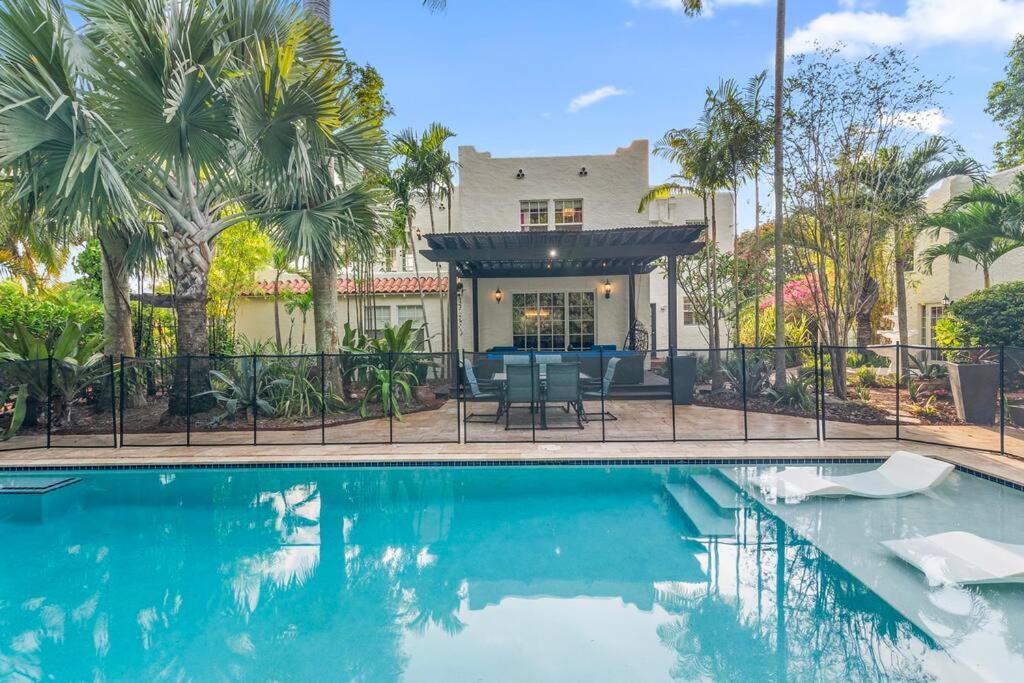 2 Mansions With Pool & Bbq Sleeps 22 * West Palm Beach