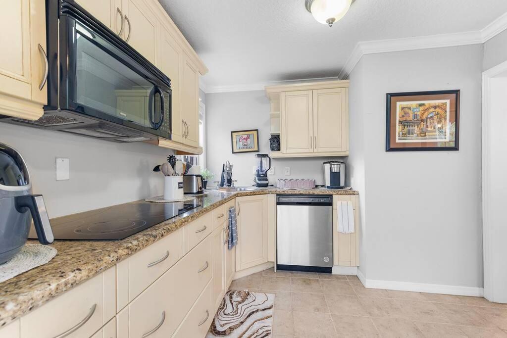 2 Mansions With Pool & Bbq Sleeps 22