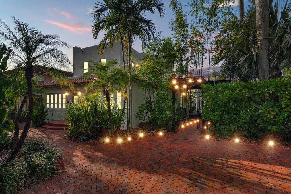 2 Mansions With Pool & Bbq Sleeps 22