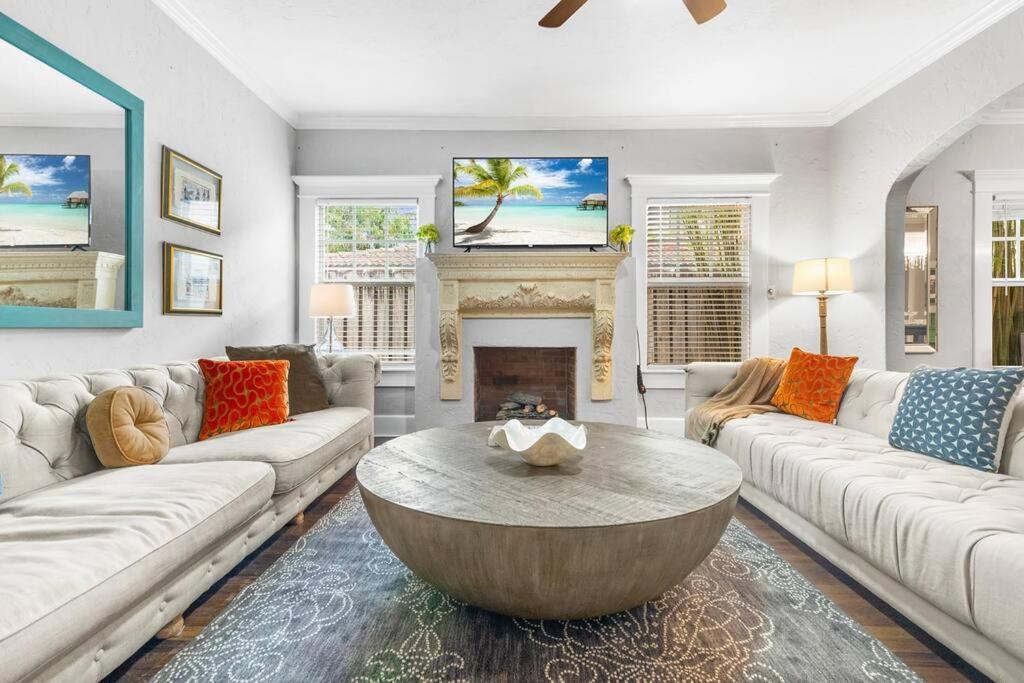 2 Mansions With Pool & Bbq Sleeps 22