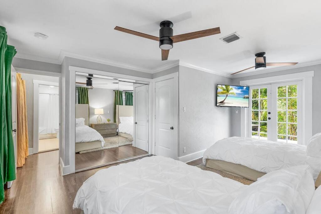 2 Mansions With Pool & Bbq Sleeps 22 Holiday home West Palm Beach