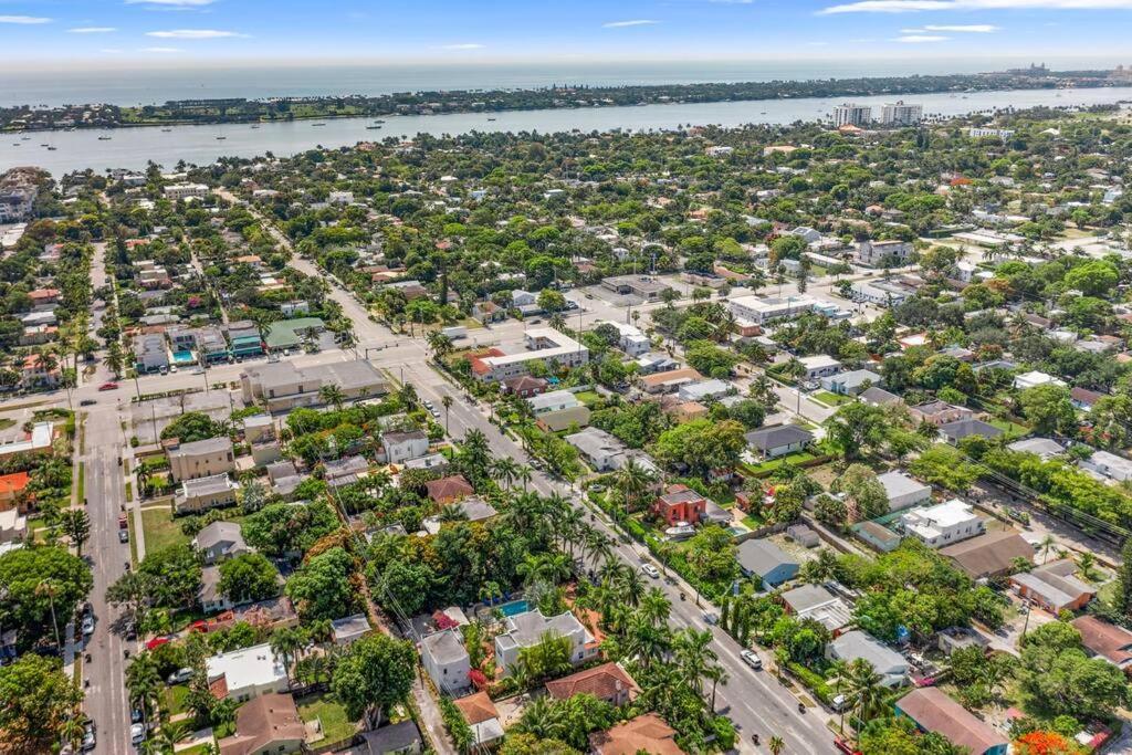2 Mansions With Pool & Bbq Sleeps 22 * West Palm Beach