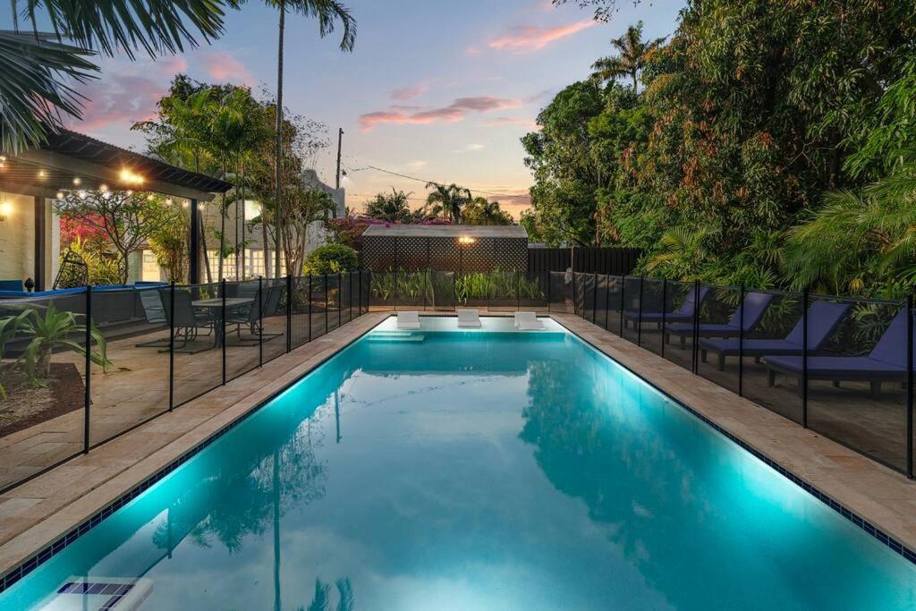 2 Mansions With Pool & Bbq Sleeps 22 * West Palm Beach