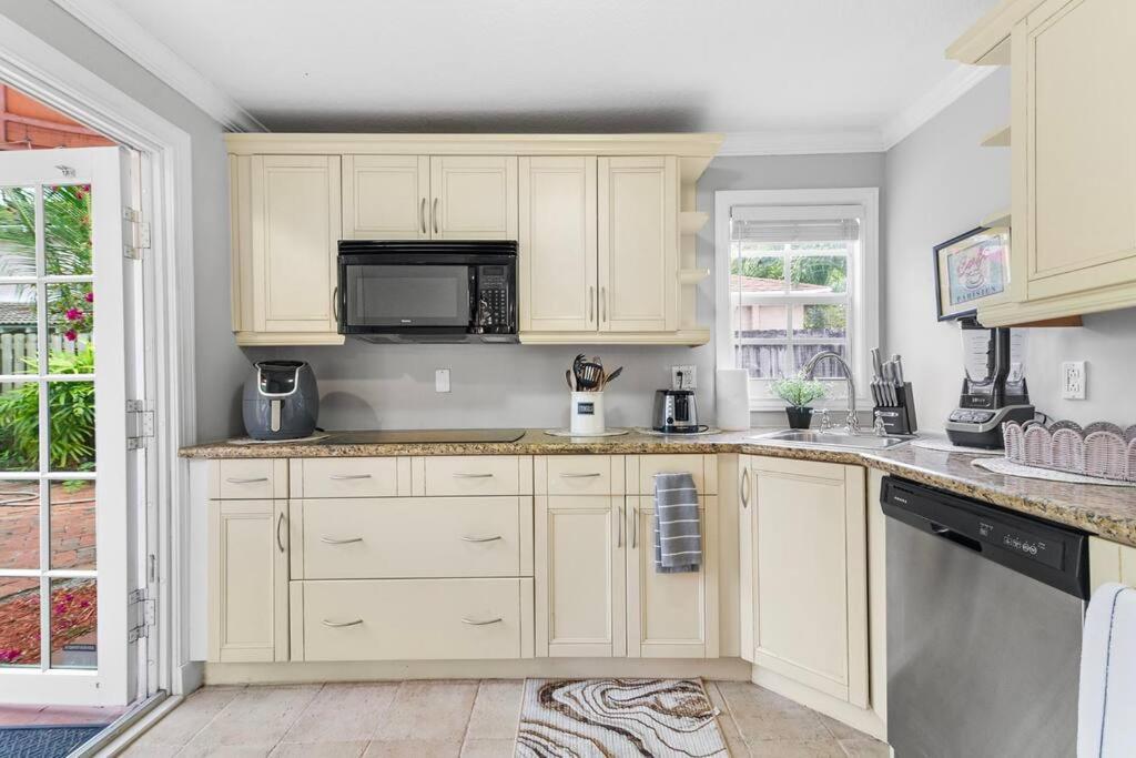 Holiday home 2 Mansions With Pool & Bbq Sleeps 22 West Palm Beach