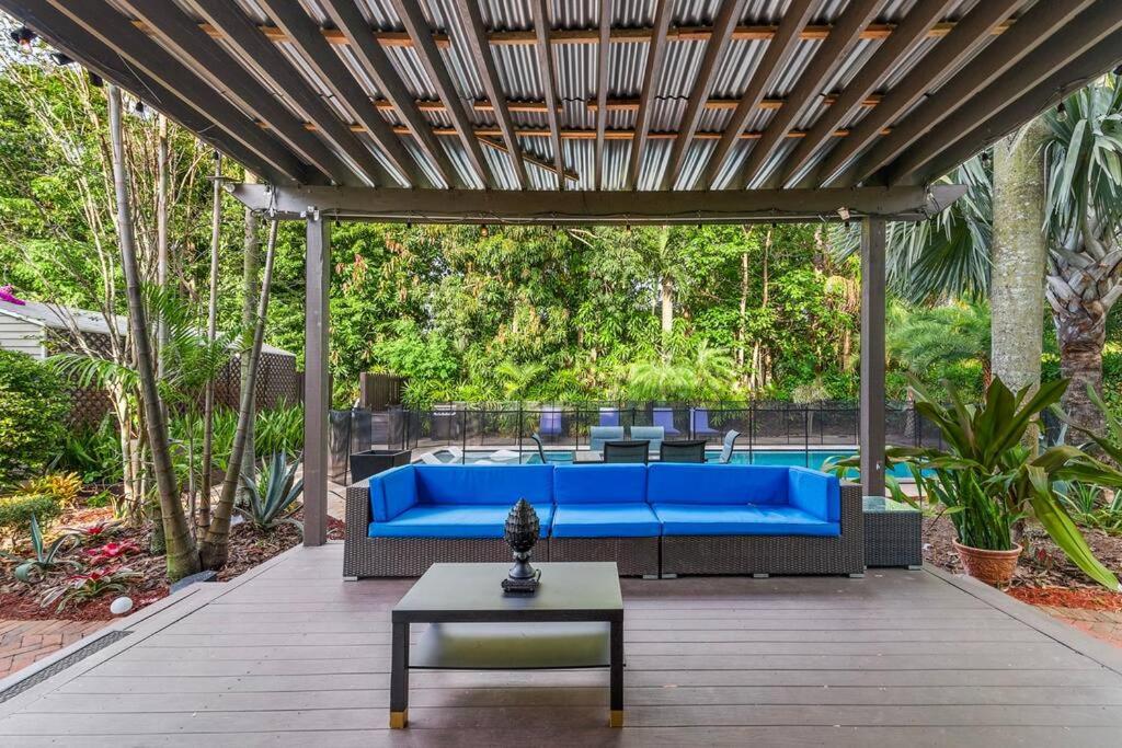 2 Mansions With Pool & Bbq Sleeps 22 West Palm Beach