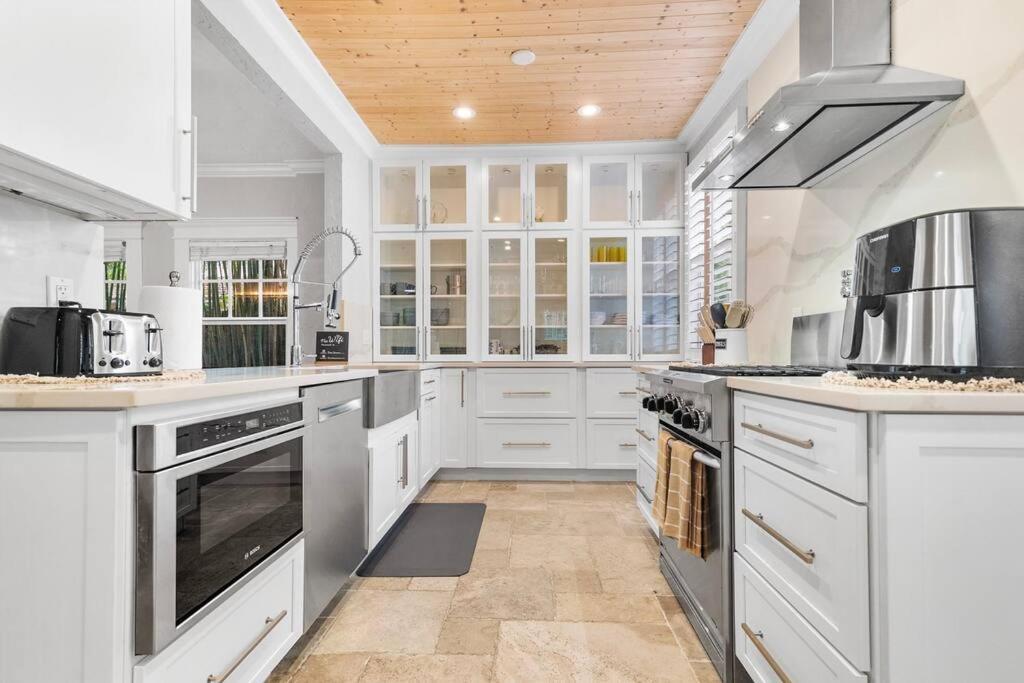 2 Mansions With Pool & Bbq Sleeps 22 West Palm Beach