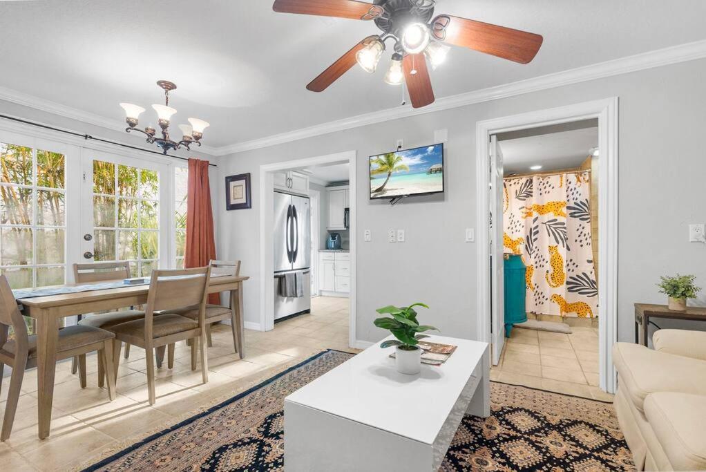 Holiday home 2 Mansions With Pool & Bbq Sleeps 22 West Palm Beach