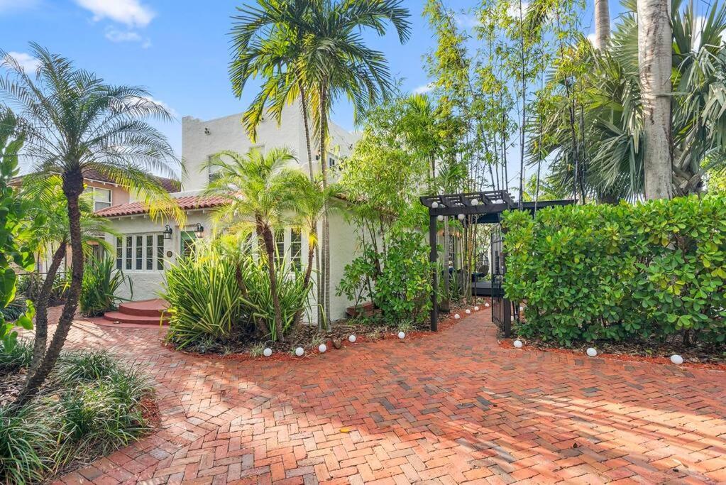 2 Mansions With Pool & Bbq Sleeps 22 *
