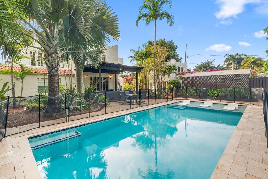 2 Mansions With Pool & Bbq Sleeps 22 * West Palm Beach