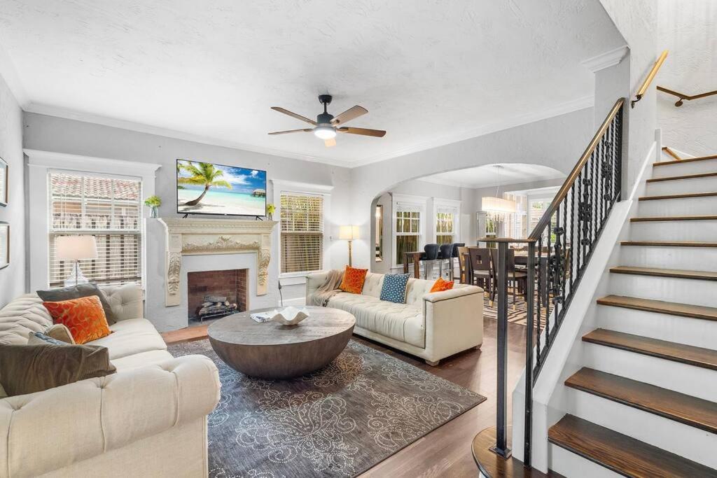 Holiday home 2 Mansions With Pool & Bbq Sleeps 22 West Palm Beach