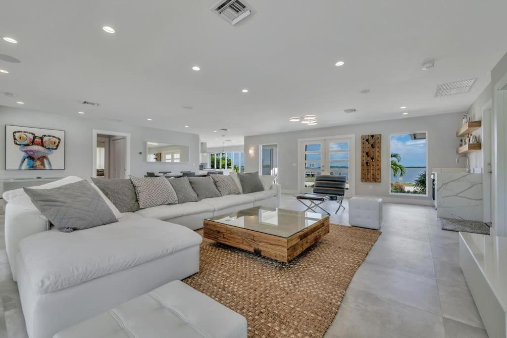 Apartment Intercostal Front Singer Island Pool *