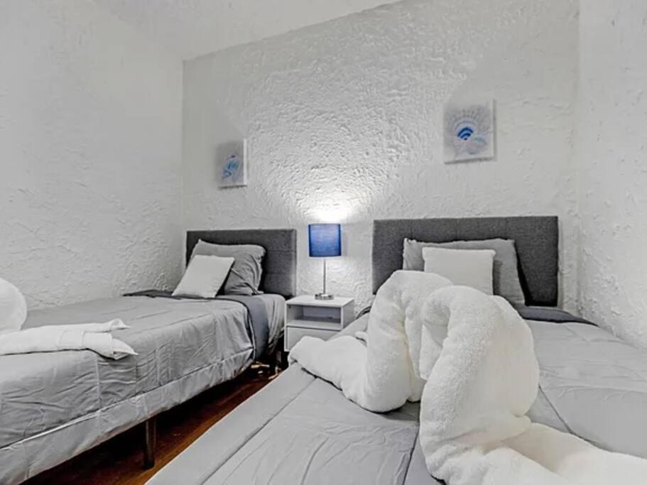 Holiday home Stylish 3br & Hottub Near Beaches & Downtown *