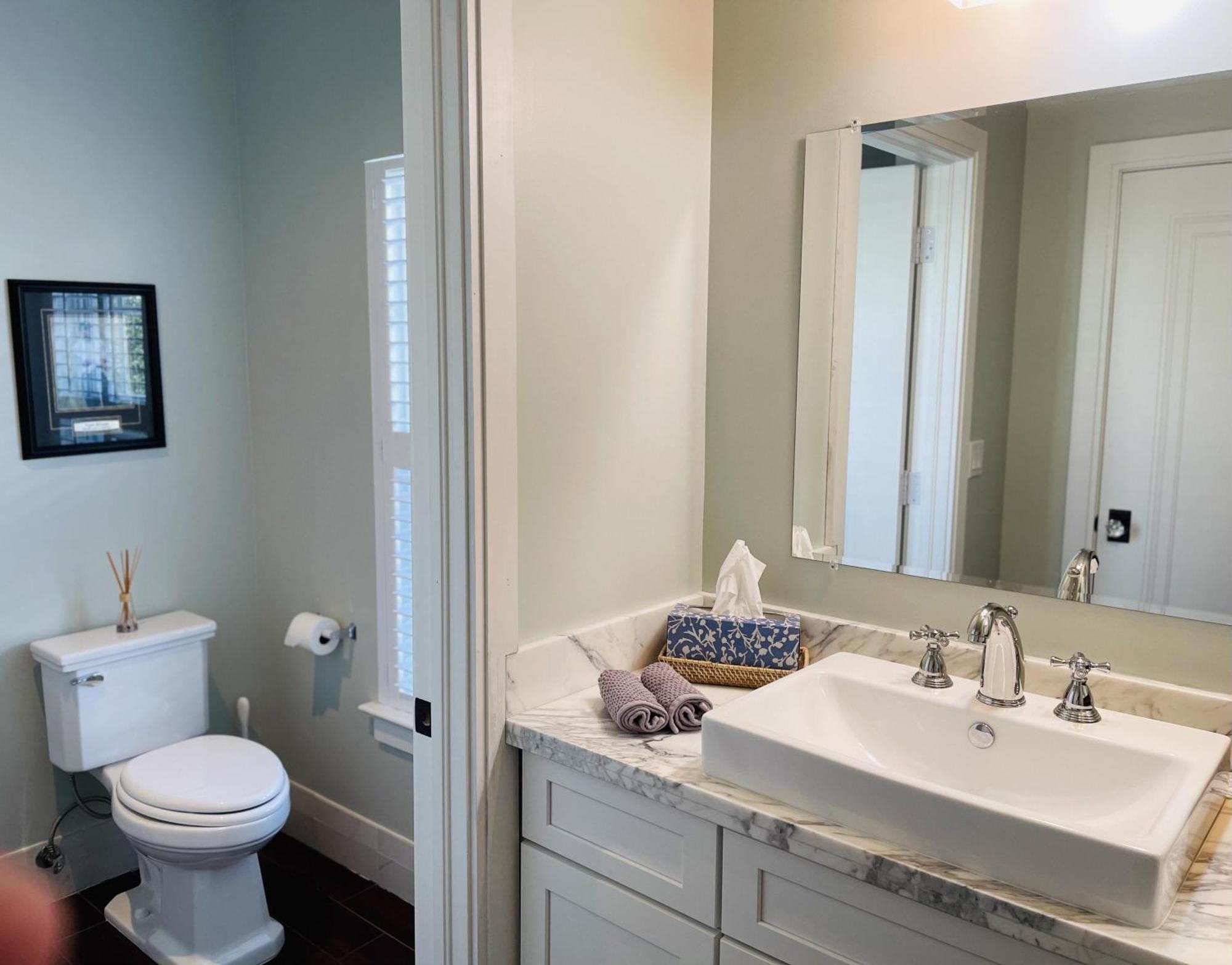Villa Grey Mist Modern 3bd 2ba On Quiet Street