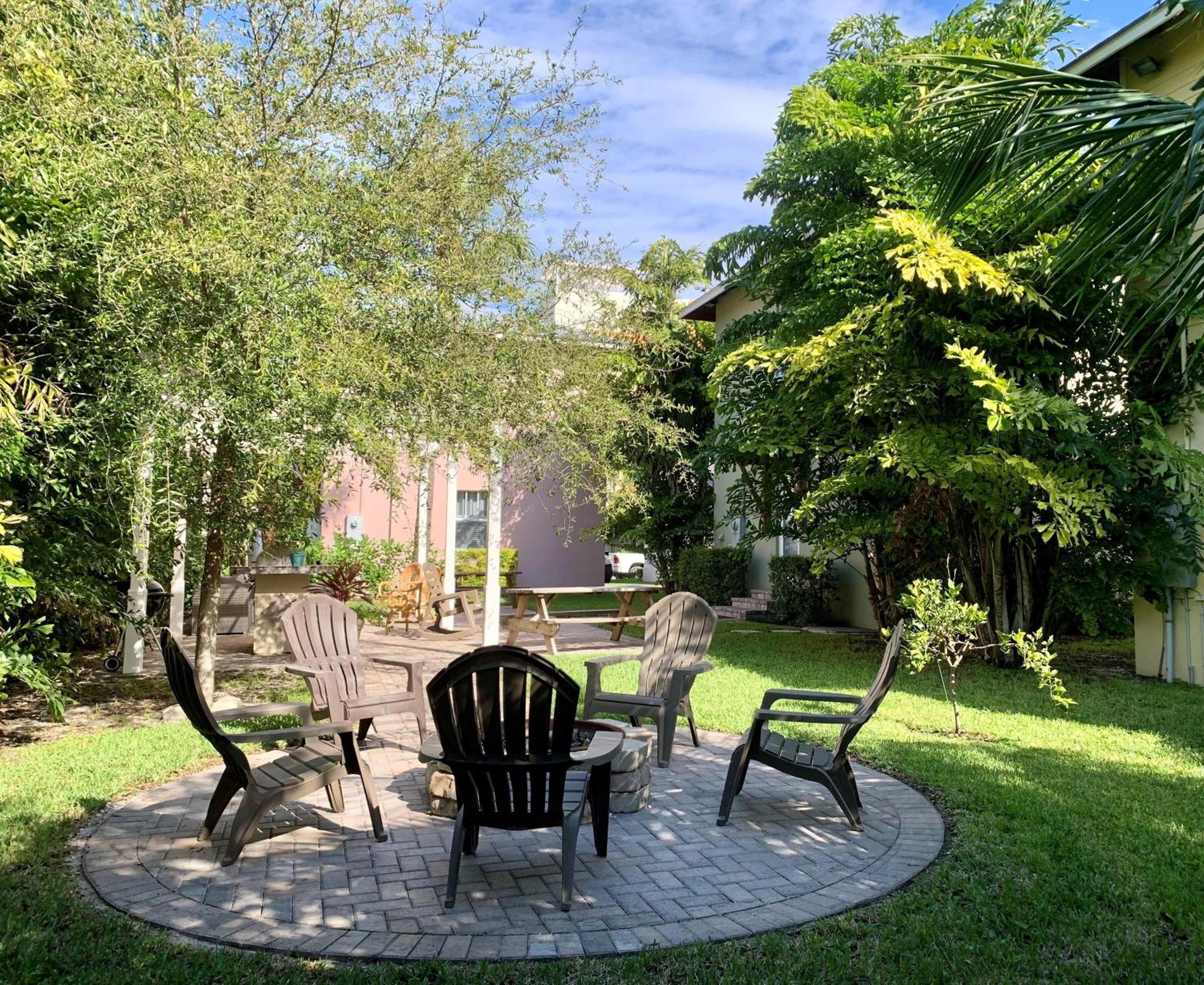 Villa Grey Mist Modern 3bd 2ba On Quiet Street