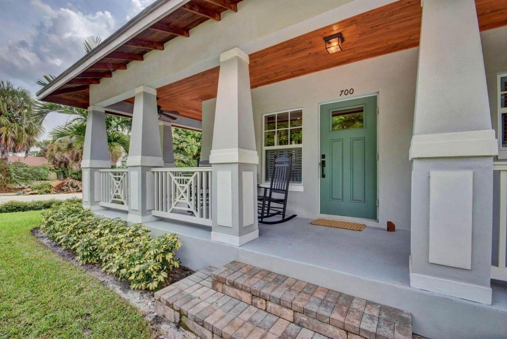 Grey Mist Modern 3bd 2ba On Quiet Street