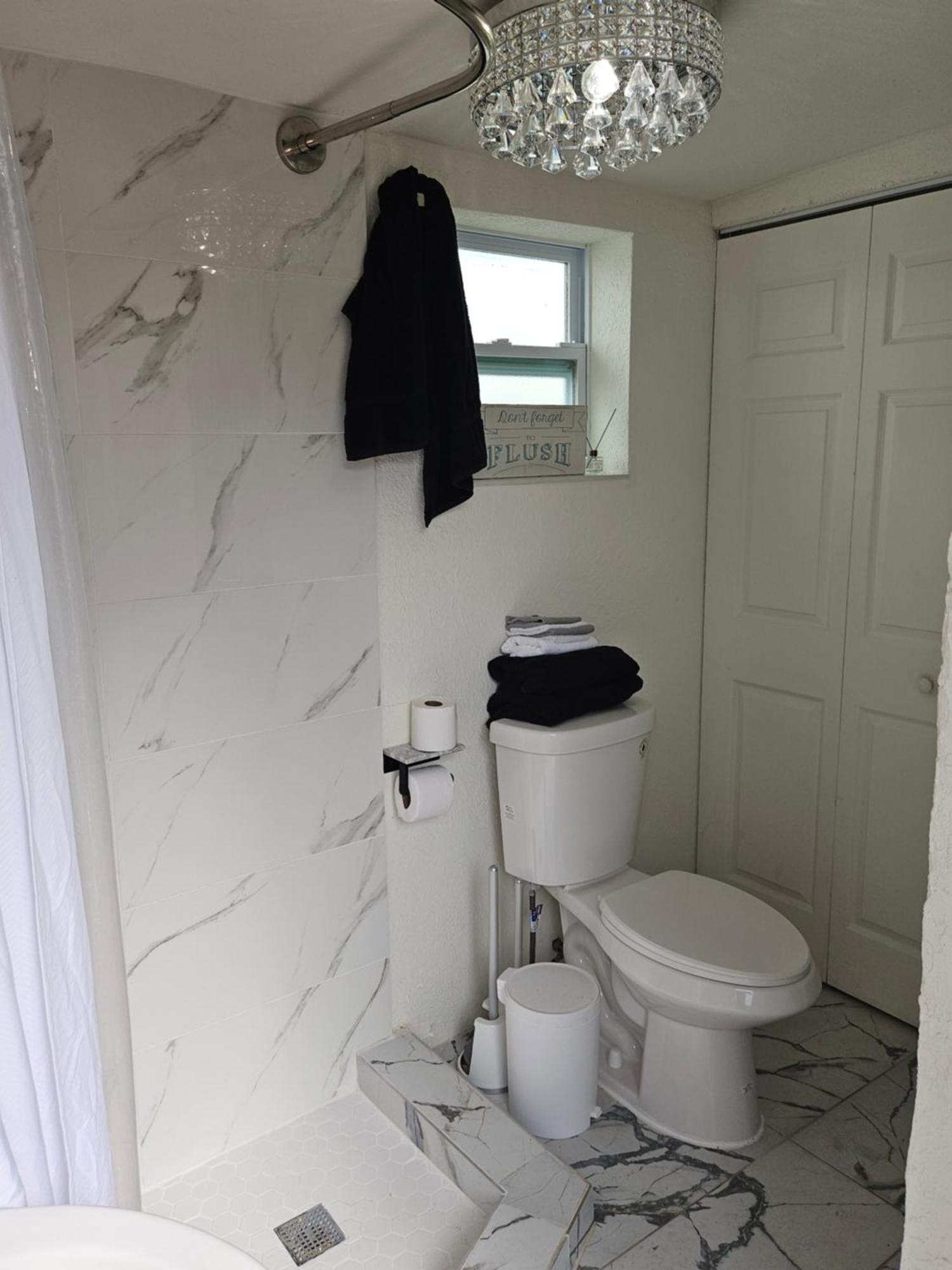Stylish 3br & Hottub Near Beaches & Downtown Holiday home *