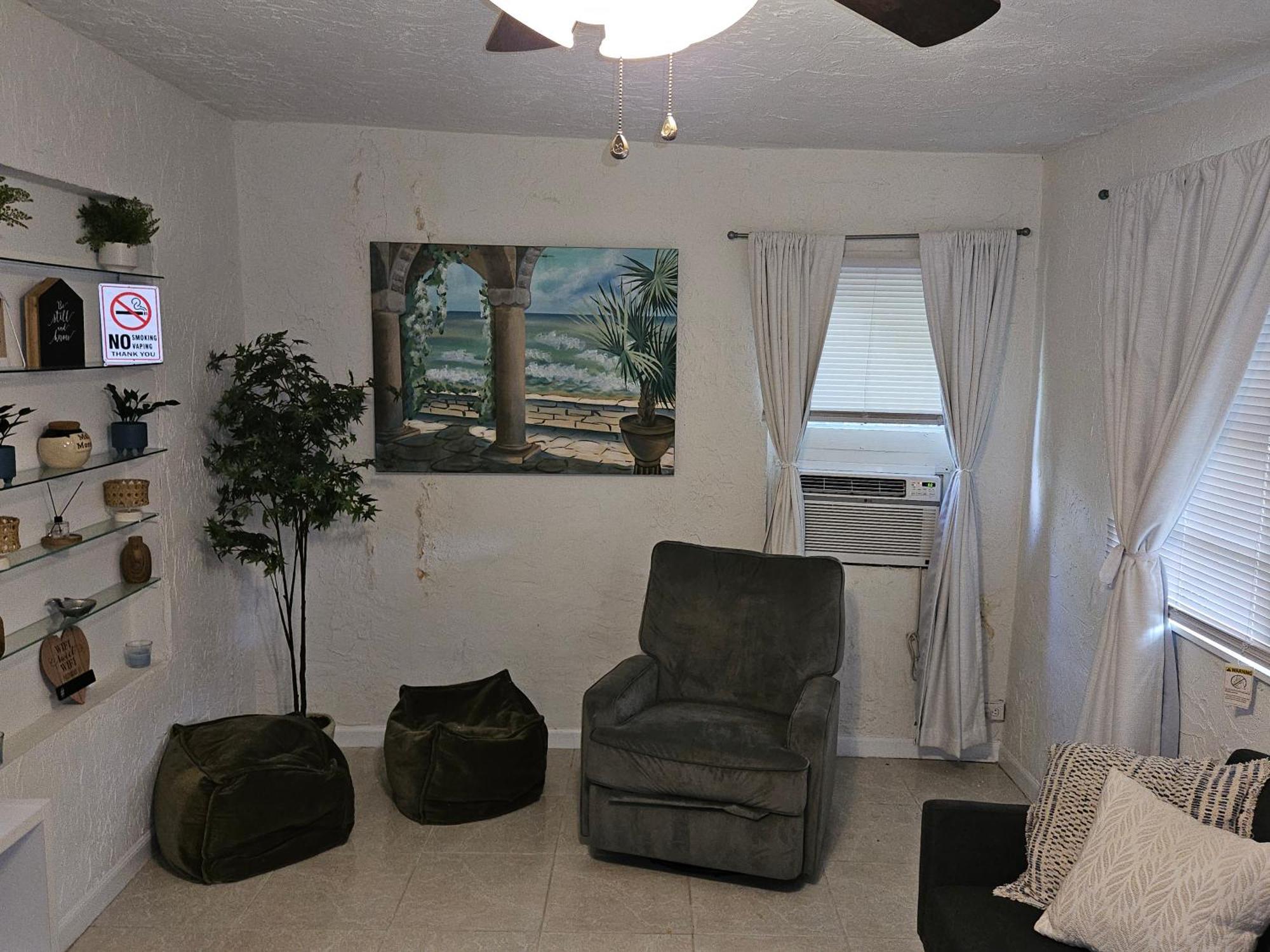 Stylish 3br & Hottub Near Beaches & Downtown Holiday home *