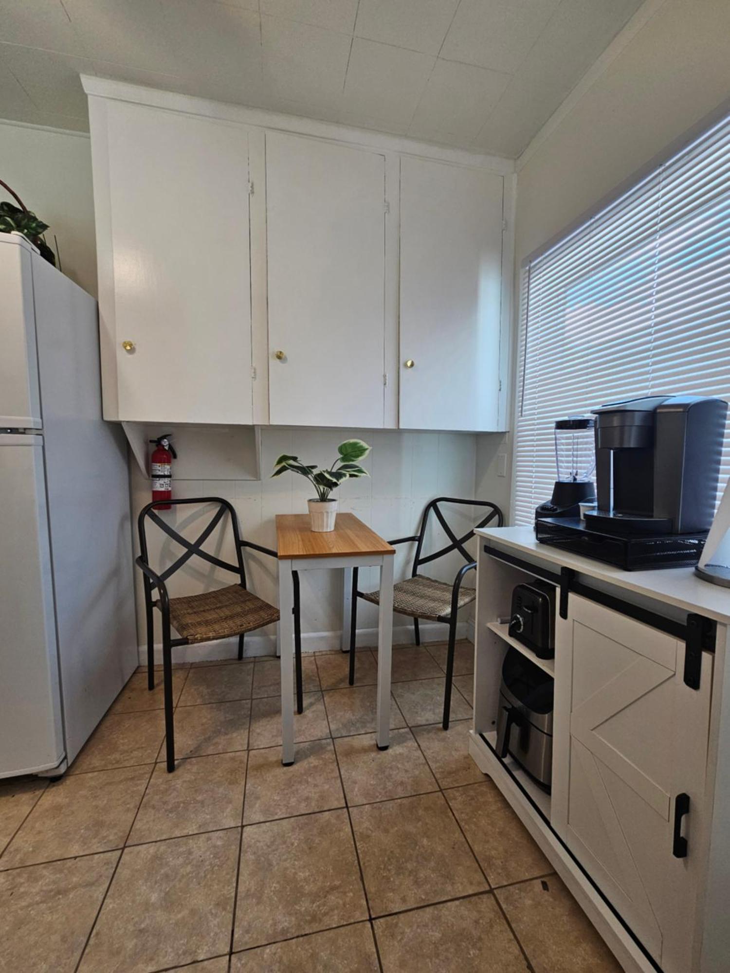 Stylish 3br & Hottub Near Beaches & Downtown Holiday home *