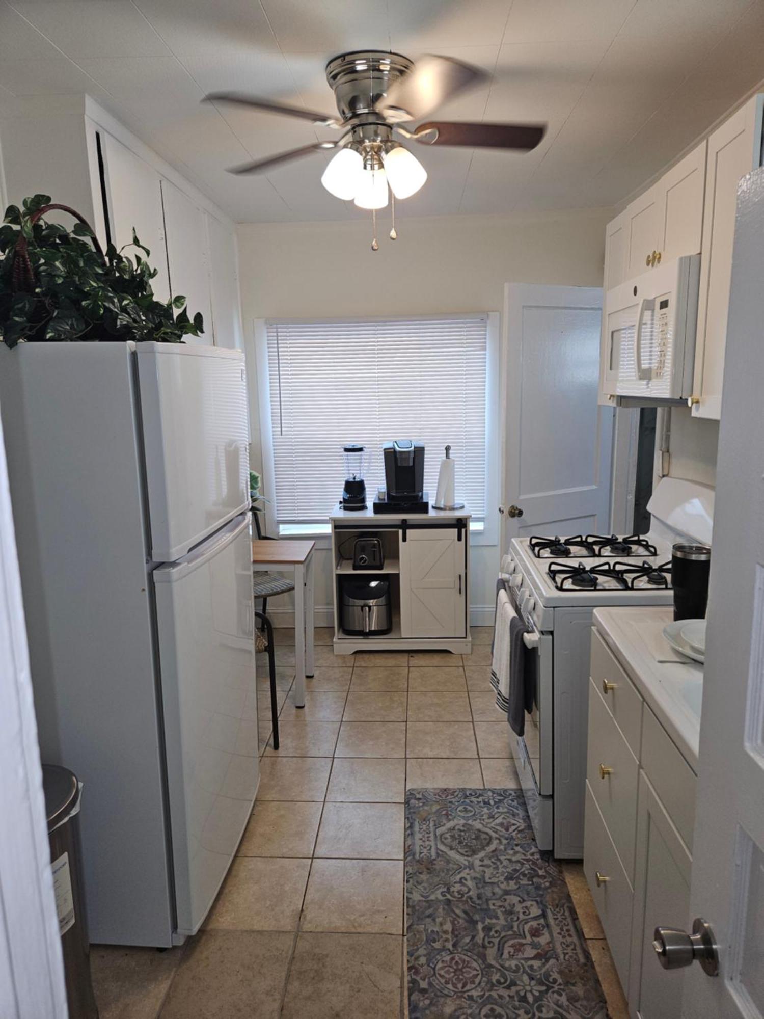Holiday home Stylish 3br & Hottub Near Beaches & Downtown *