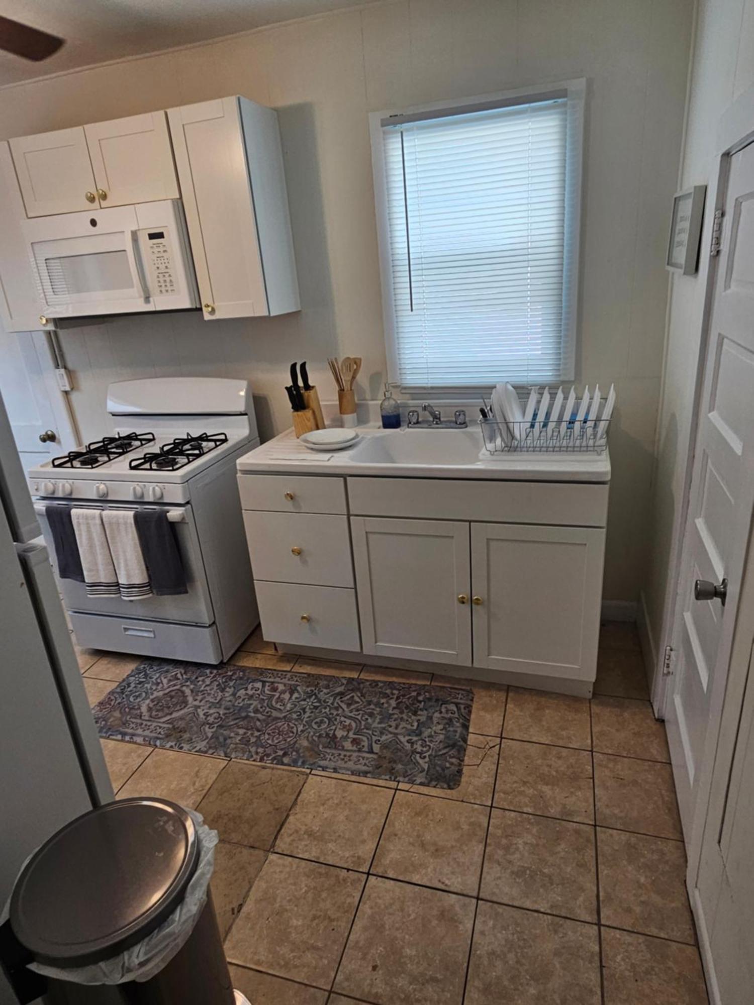 Holiday home Stylish 3br & Hottub Near Beaches & Downtown *