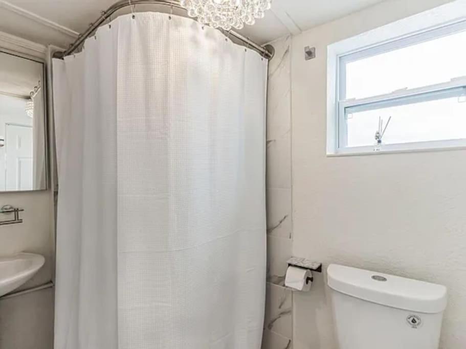 Stylish 3br & Hottub Near Beaches & Downtown Holiday home *