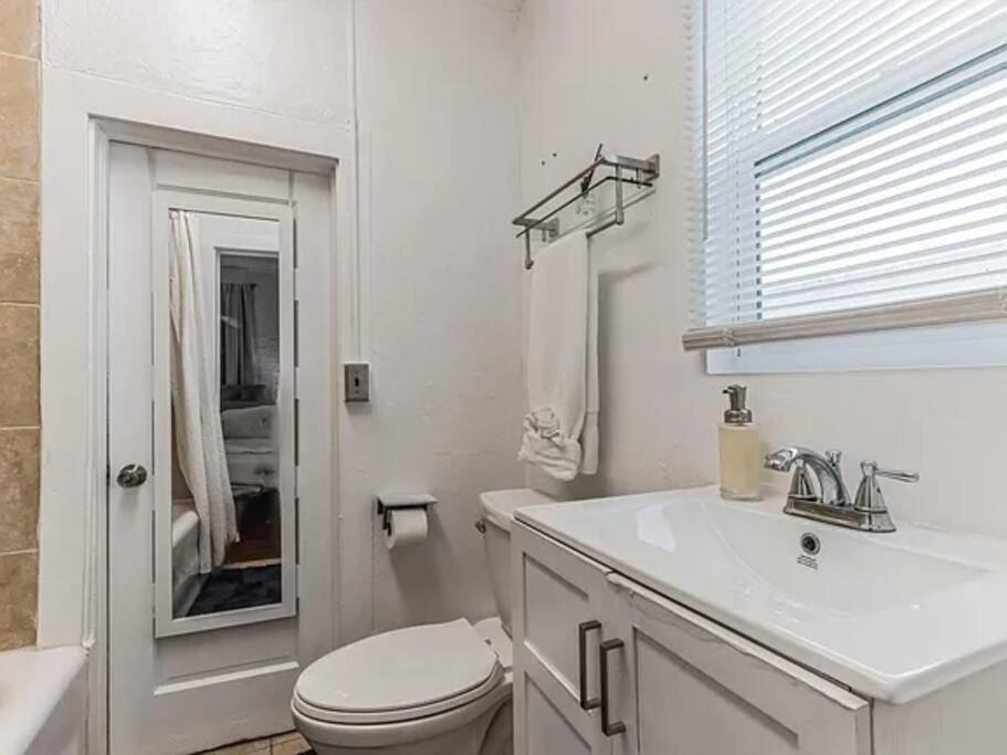 Stylish 3br & Hottub Near Beaches & Downtown