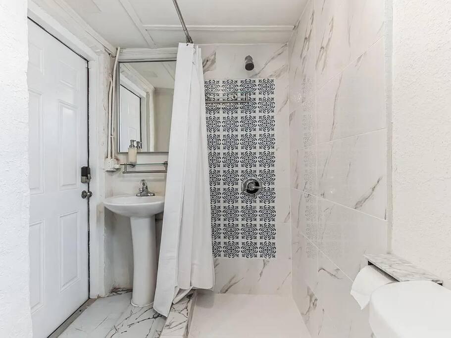 Holiday home Stylish 3br & Hottub Near Beaches & Downtown