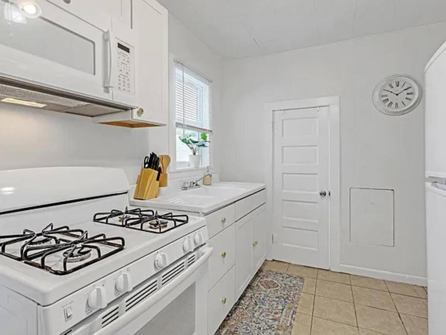 Stylish 3br & Hottub Near Beaches & Downtown Holiday home *