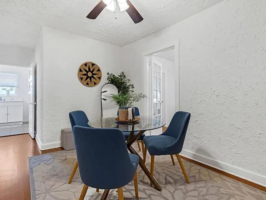 Holiday home Stylish 3br & Hottub Near Beaches & Downtown *