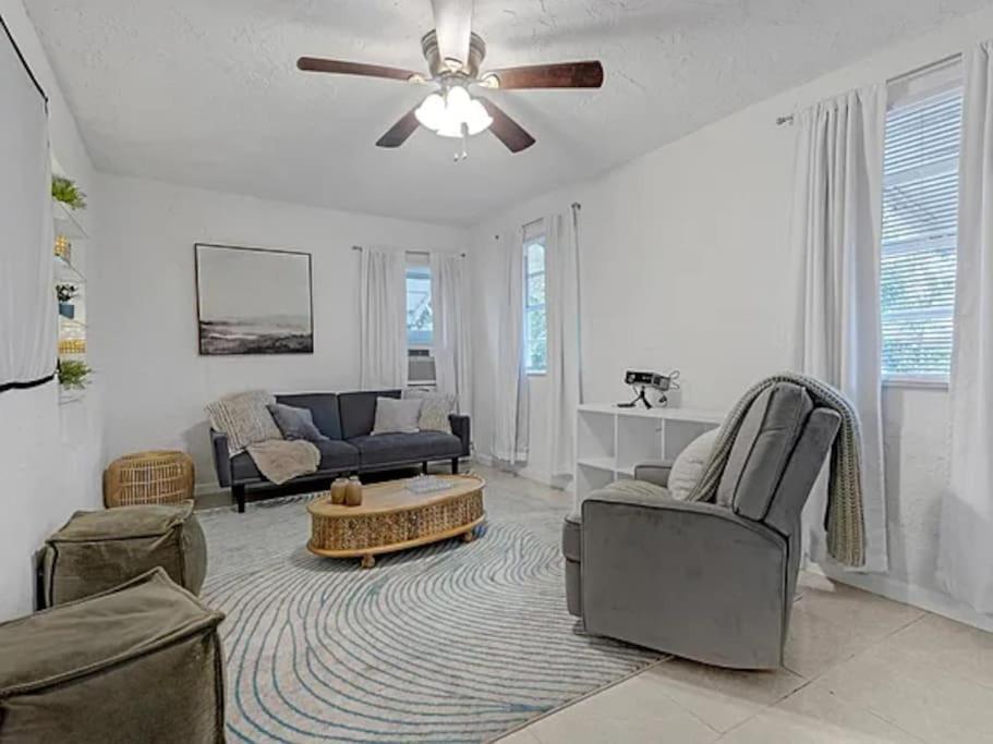 Stylish 3br & Hottub Near Beaches & Downtown