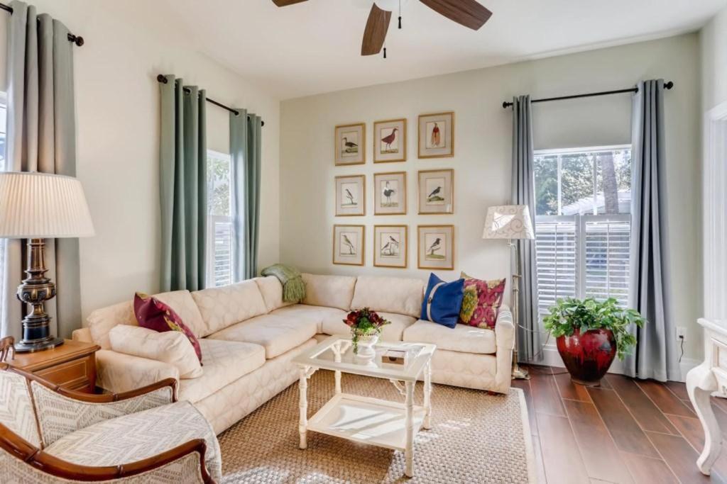 Villa Pink House Modern 3bd 3ba Parking And Porch