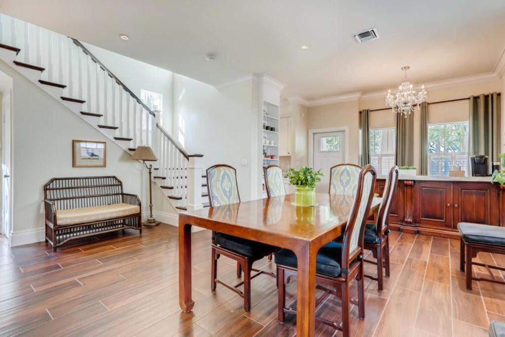 Villa Pink House Modern 3bd 3ba Parking And Porch