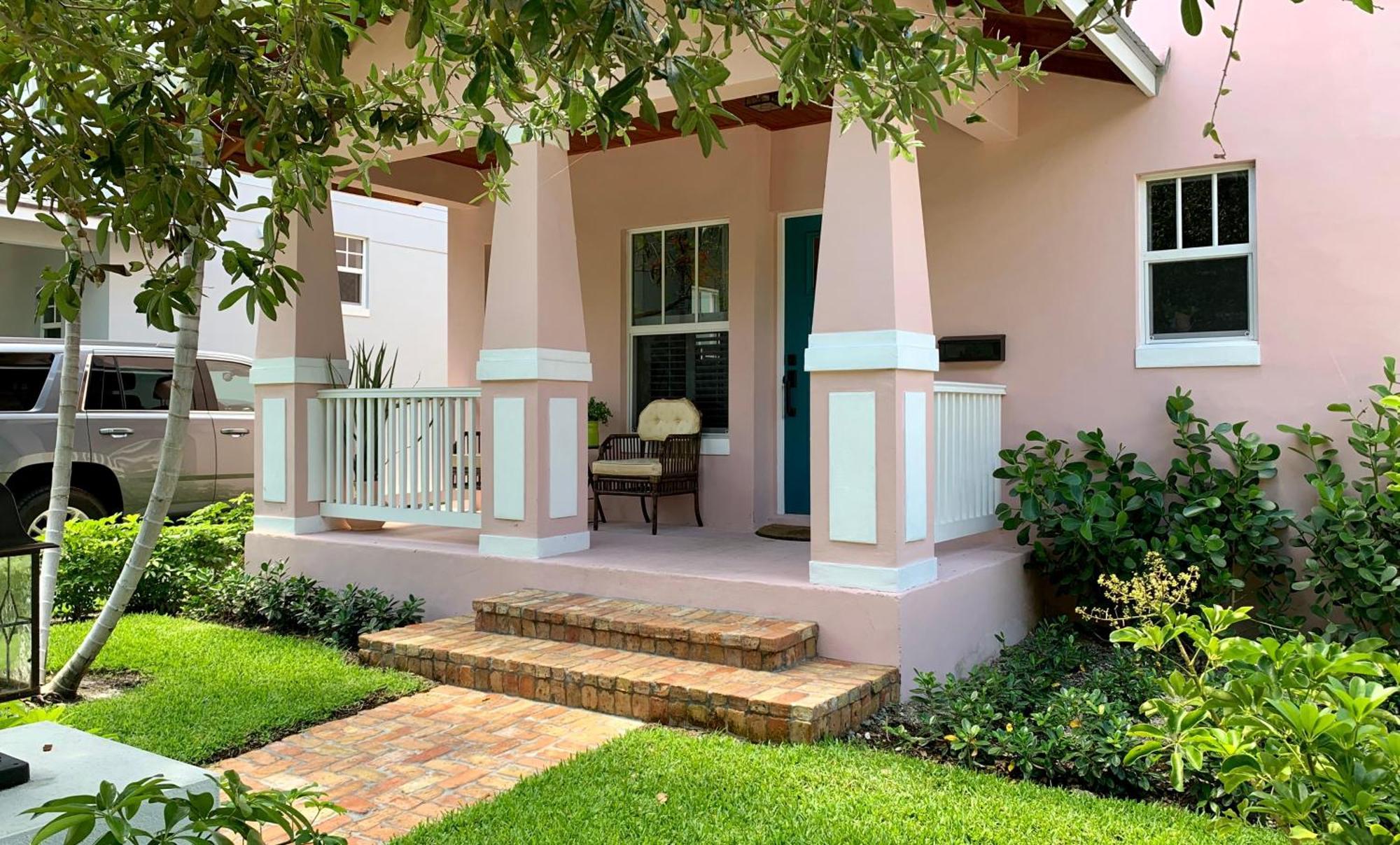 Villa Pink House Modern 3bd 3ba Parking And Porch *
